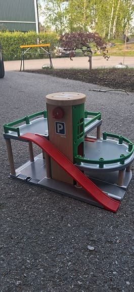 BRIO parkeringshus och garage i trä