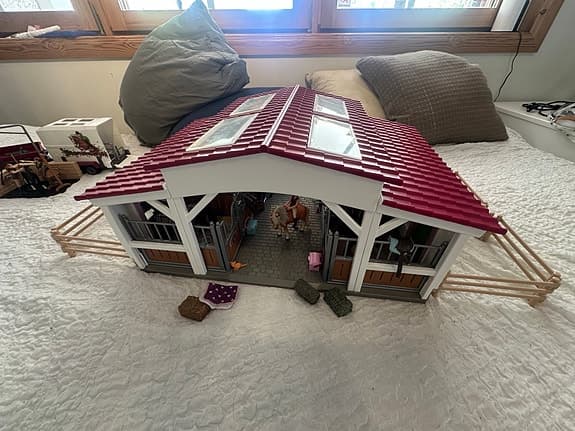 Schleich hästgård med stall och hästar