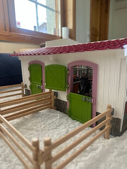 Schleich hästgård med stall och hästar