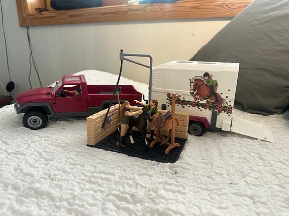 Schleich hästgård med stall och hästar