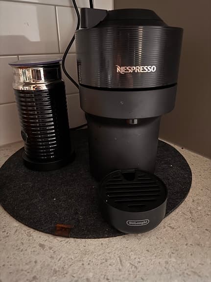 Nespresso vertuo pop kapselmaskin svart med mjölkskummare