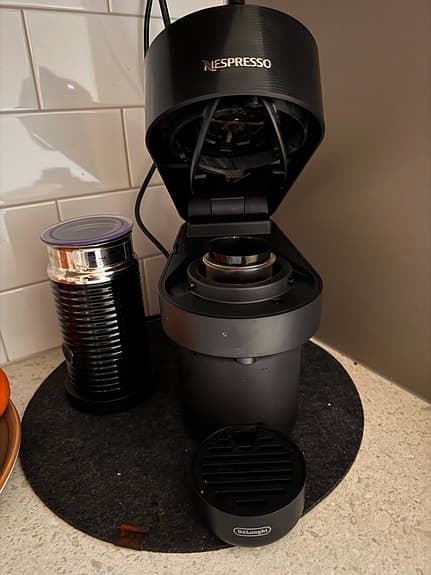 Nespresso vertuo pop kapselmaskin svart med mjölkskummare