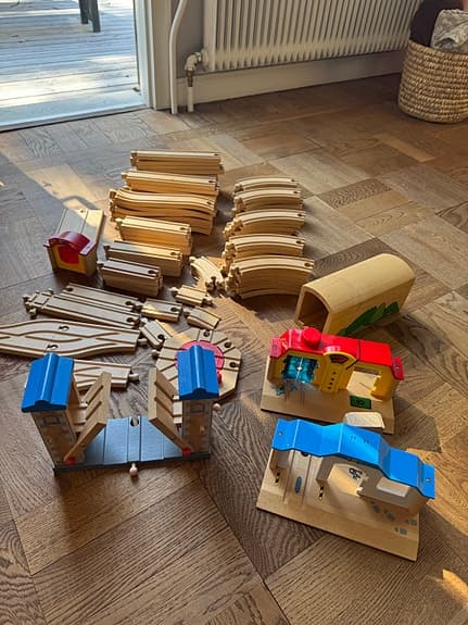 Stort BRIO set med vagnar och räls