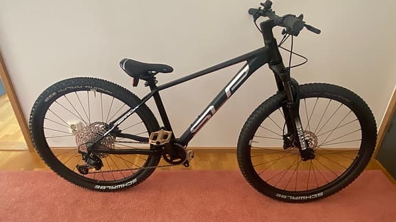 Superior Team 27 Issue MTB svart/silver med Shimano PD-EF202 guldpedaler