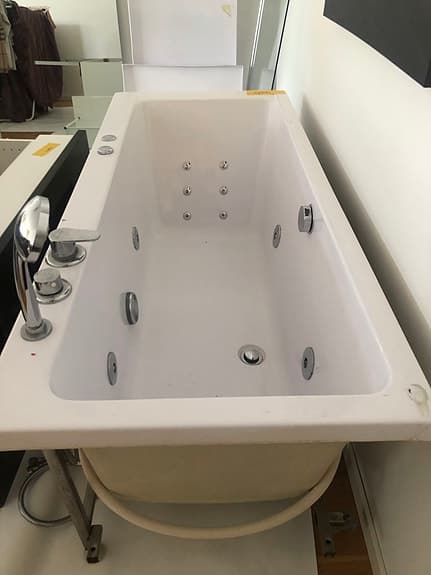 Vit bubbelbadkar med massagejets