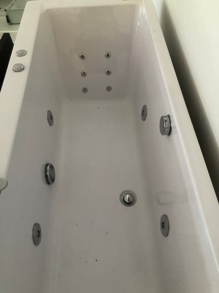 Vit bubbelbadkar med massagejets