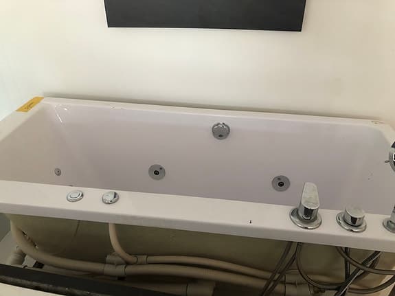 Vit bubbelbadkar med massagejets