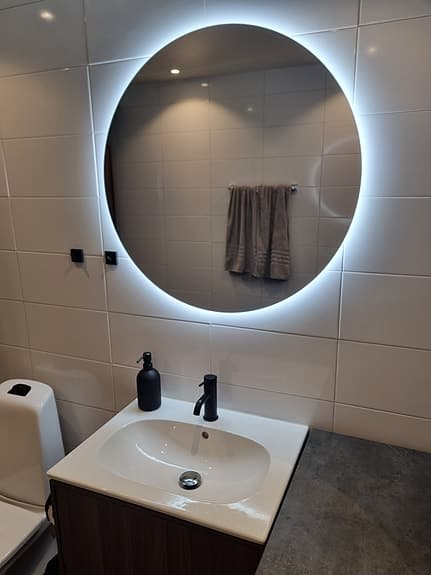 Runt badrumsspegel med LED-belysning