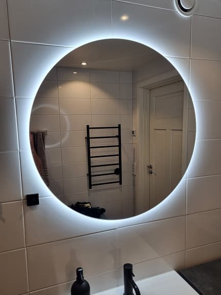 Runt badrumsspegel med LED-belysning