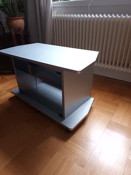 En finfin gammal använd tv-möbel med hjul & glasdörrar till ett förvaringssskåp.