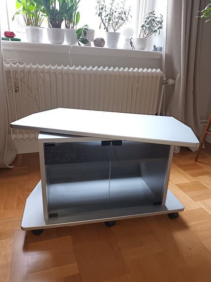 En finfin gammal använd tv-möbel med hjul & glasdörrar till ett förvaringssskåp.