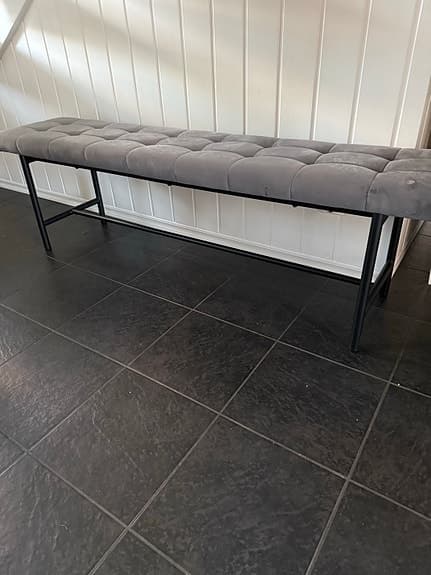 Bänk i grå sammet