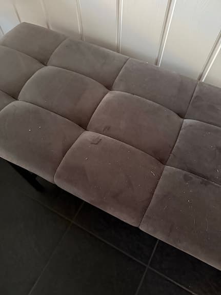 Bänk i grå sammet