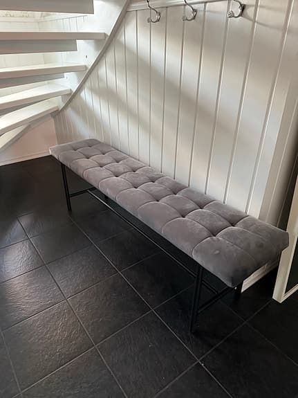 Bänk i grå sammet