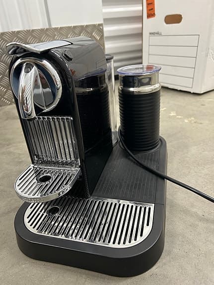 Nespresso espressomaskin med mjölkskummare svart