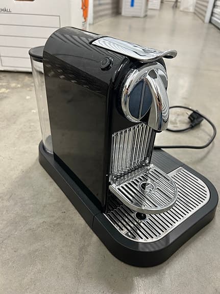 Nespresso espressomaskin med mjölkskummare svart