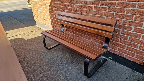 Trädgårdsbänk i trä med metallstativ