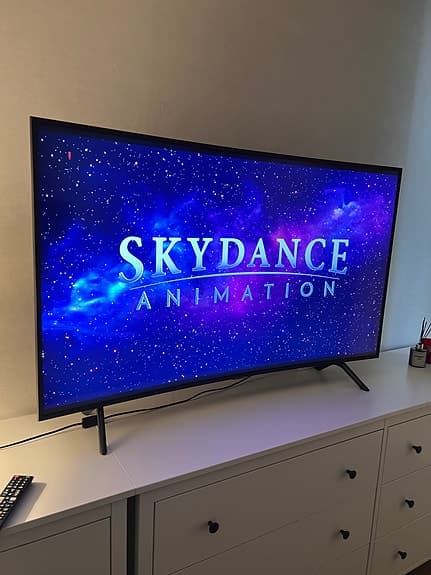 55" Curved 4K-TV med HDR och naturlig färgåtergivning