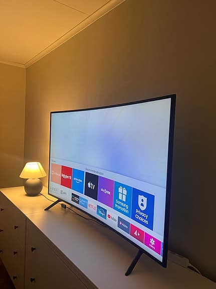 55" Curved 4K-TV med HDR och naturlig färgåtergivning