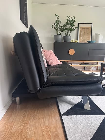 Bäddsoffa i svart skinn