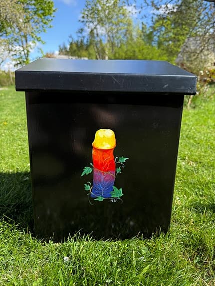 Unik postlåda ”pride” handmålad av konstnär.