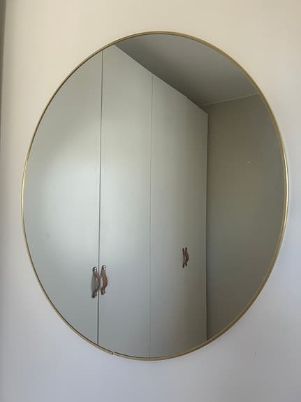 2 runda speglar en svart en guld 85 cm diameter