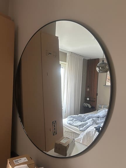 2 runda speglar en svart en guld 85 cm diameter