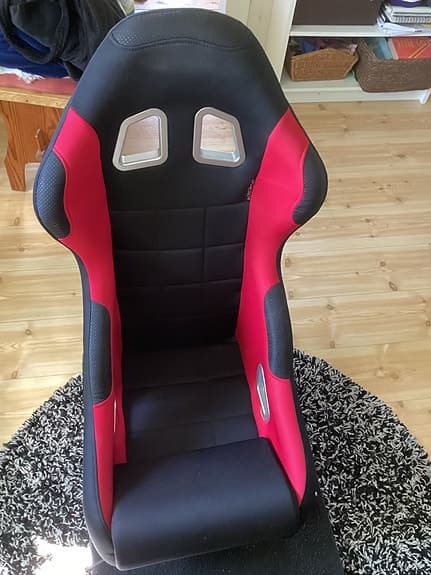 Röd och svart racerstol / gamingstol