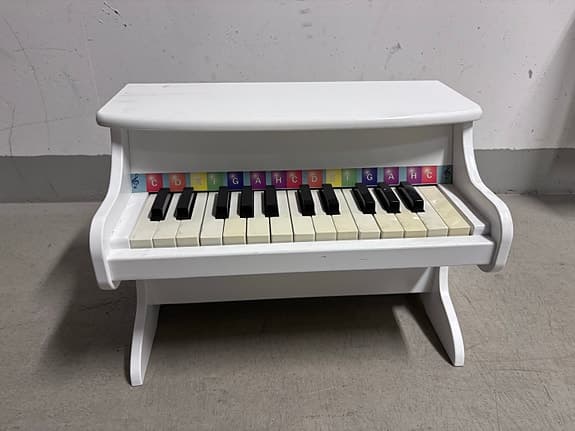 Mini-piano / leksakspiano för barn – vitt träpiano