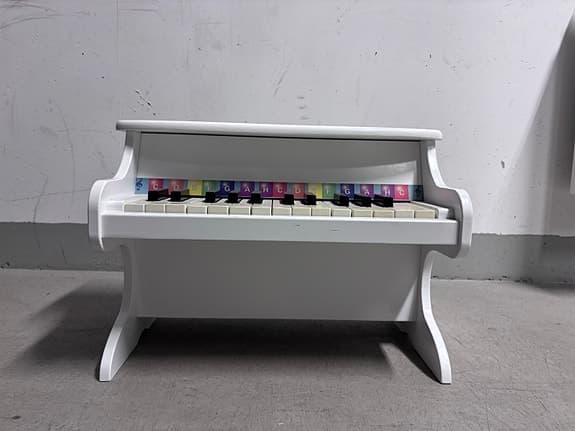 Mini-piano / leksakspiano för barn – vitt träpiano