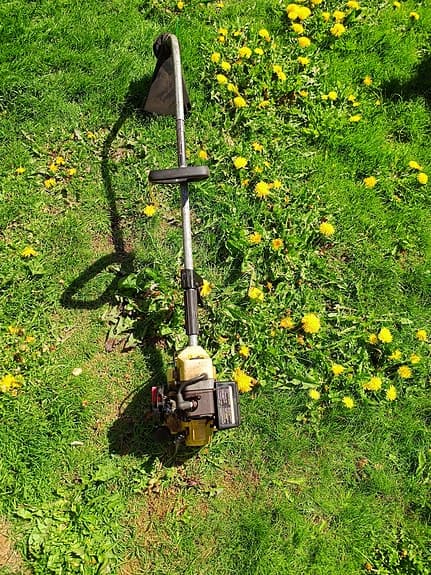 Bensindriven grästrimmer liten smidig
