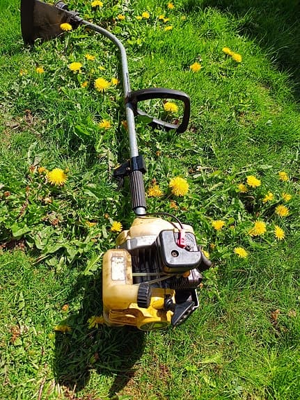 Bensindriven grästrimmer liten smidig