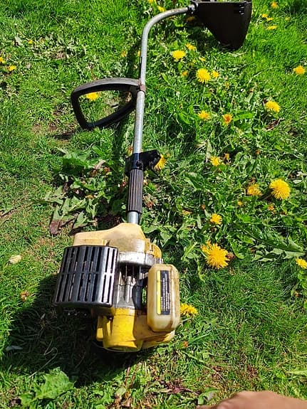 Bensindriven grästrimmer liten smidig