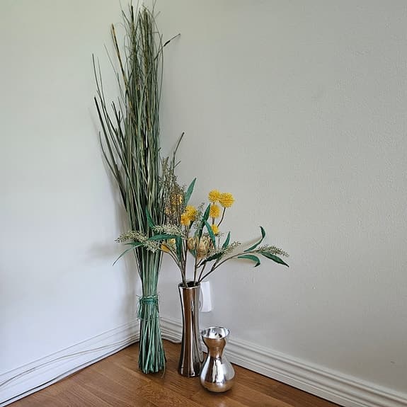 Konstgjorda blommor och gräs i bunt