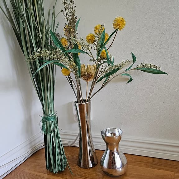 Konstgjorda blommor och gräs i bunt