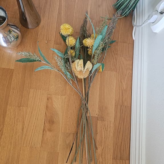 Konstgjorda blommor och gräs i bunt