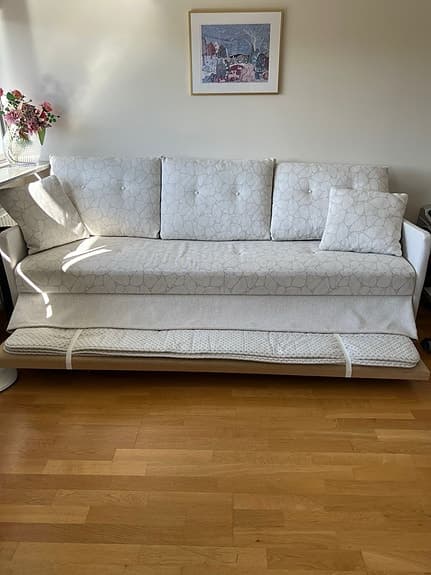 Skandinavisk bäddsoffa i mycket fint skick säljes.