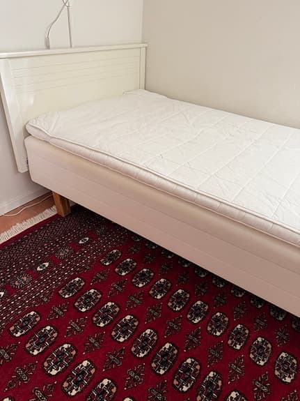 Resårsäng med sänggavel