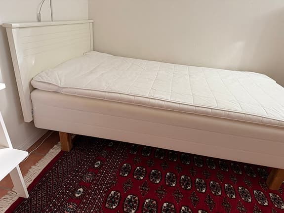 Resårsäng med sänggavel