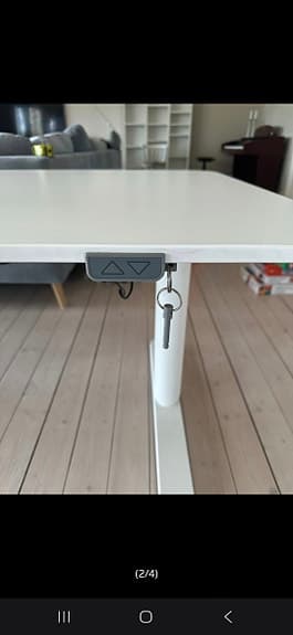 Elektrisk höj- och sänkbart skrivbord