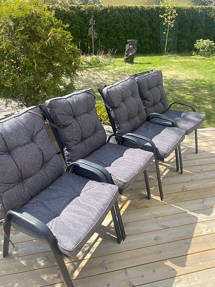 4 st trädgårdsstolar med grå dynor