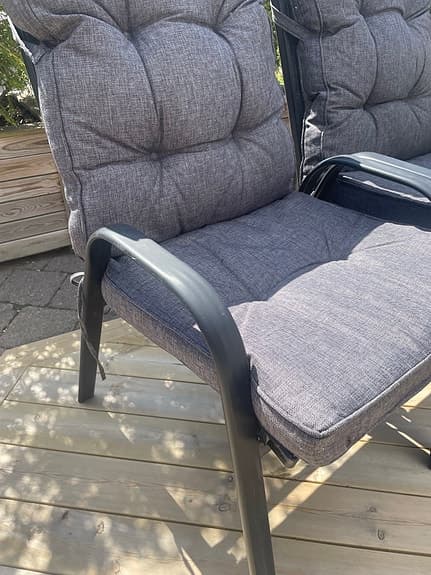 4 st trädgårdsstolar med grå dynor