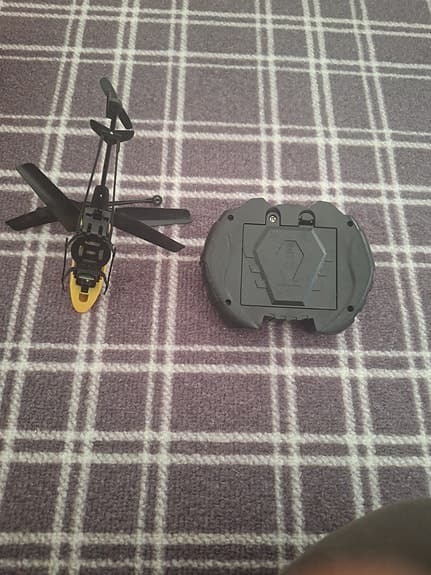 Fjärrstyrd helikopter med handkontroll