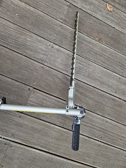 Häcktrimmer med teleskopskaft
