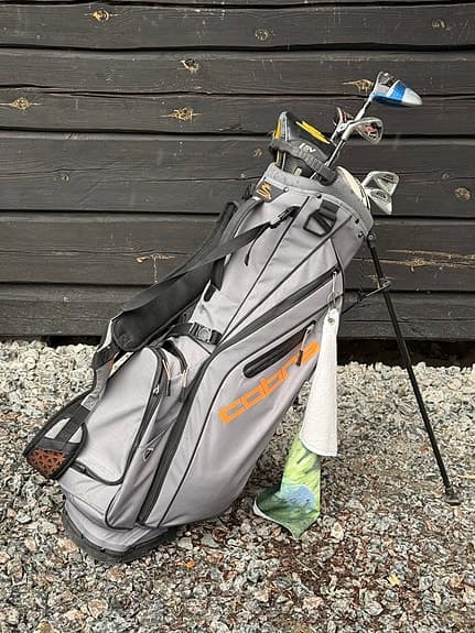 Golfbag och golfklubbor