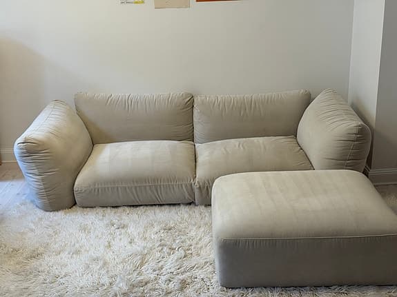 Layered, Lotta Agaton 2-sits soffa + puff i sammet