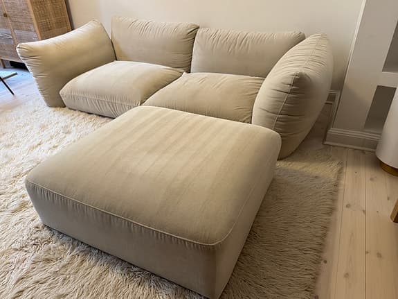 Layered, Lotta Agaton 2-sits soffa + puff i sammet