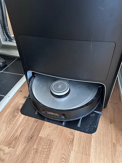 Ecovacs robotdammsugare med laddstation svart