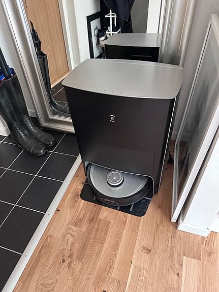 Ecovacs robotdammsugare med laddstation svart