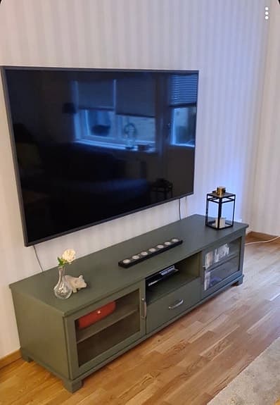 Mediamöbel i massiv ek - ommålad i grön kulör